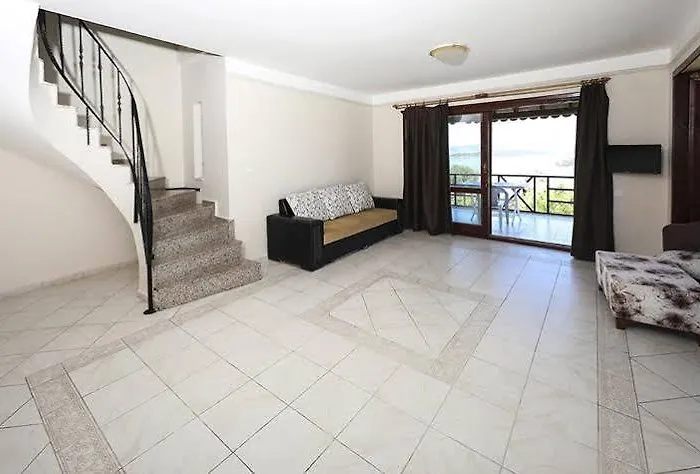 Akay Garden Family Club